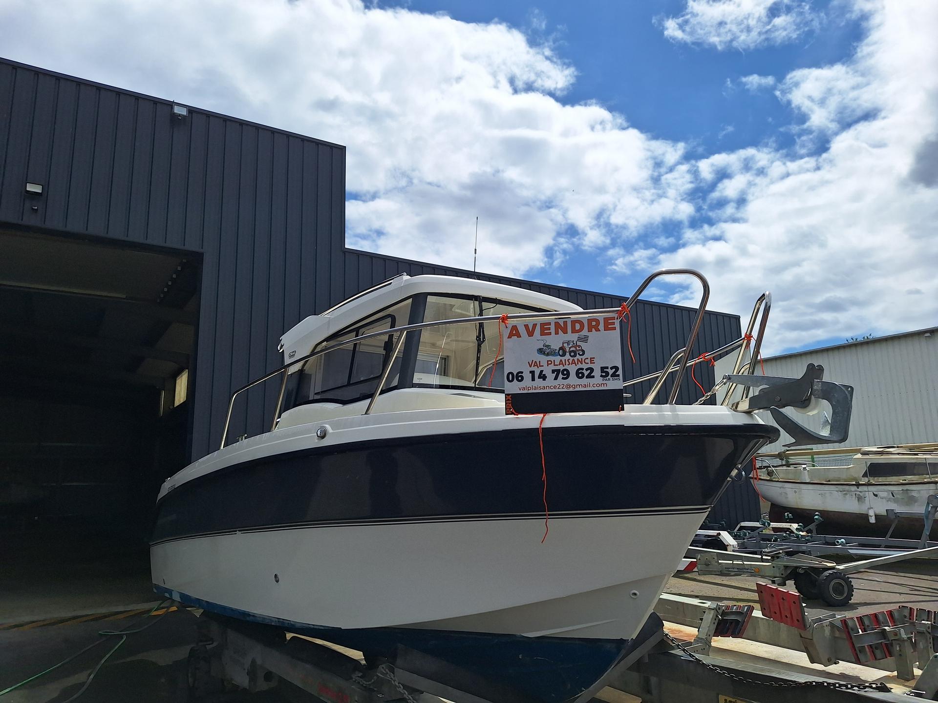 slider 0 Parker  660 Pilothouse